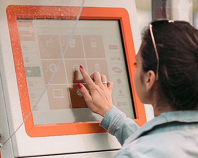 日光下でも可読ATMディスプレイ